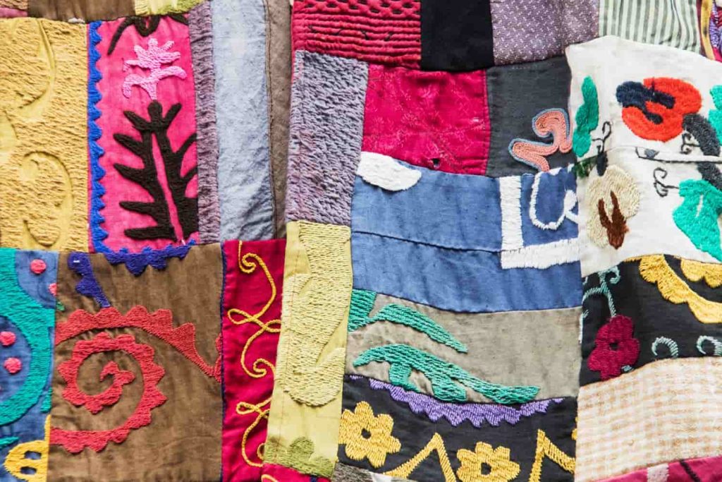 Prendas de moda sostenible y textiles reciclados