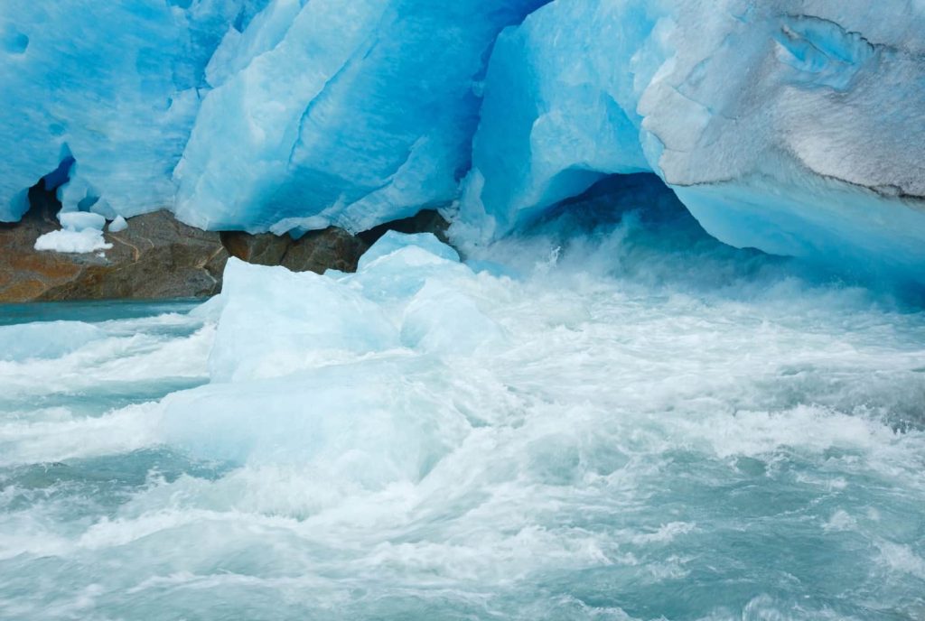 Glaciar en proceso de deshielo debido al cambio climático