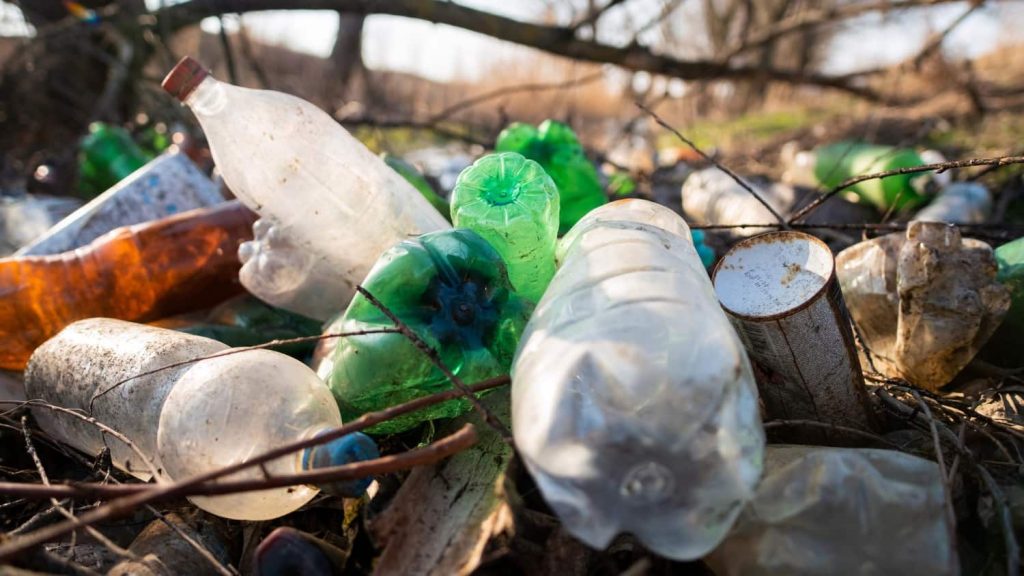 Montón de botellas de plástico contaminando la tierra