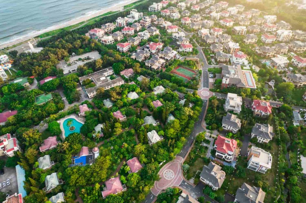 Fotografía aérea de un complejo de villas de lujo rodeado de naturaleza