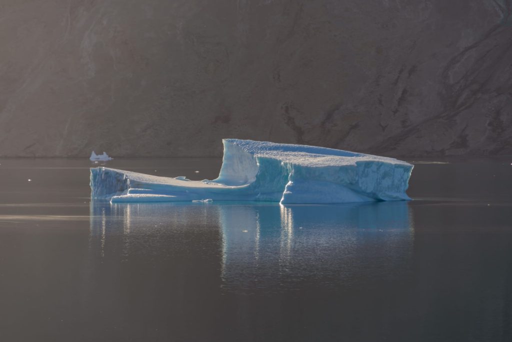 Foto de un glaciar en peligro mostrando signos de derretimiento y pérdida de masa de hielo