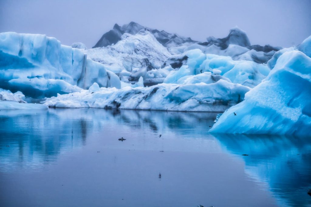 Foto de un glaciar impresionante, fuente vital de agua dulce