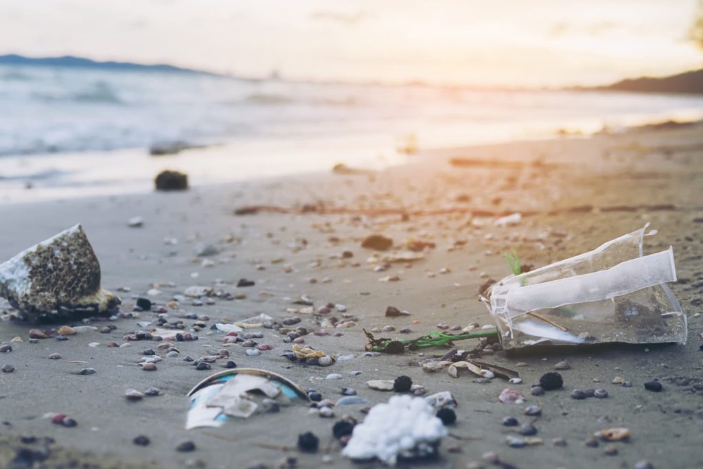Contaminación en la playa: Impacto ambiental en los océanos y mares