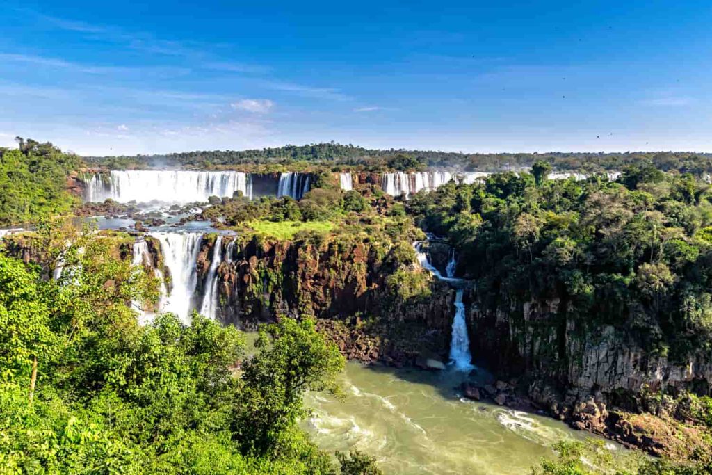 Cataratas del Iguazú: Maravilla natural compartida por Argentina y Brasil, una de las siete maravillas naturales del mundo