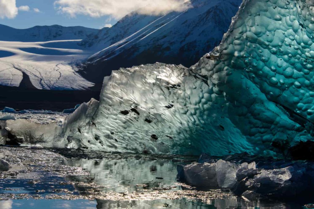 Deshielo en Groenlandia - Paisaje de glaciares y montañas de hielo agrietado