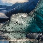 Deshielo en Groenlandia - Paisaje de glaciares y montañas de hielo agrietado
