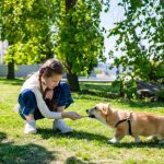 Parque urbano con diversidad de flora, fauna y personas disfrutando del espacio verde