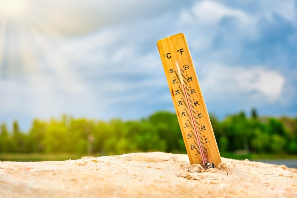 Termómetro de arena mostrando alta temperatura ambiente