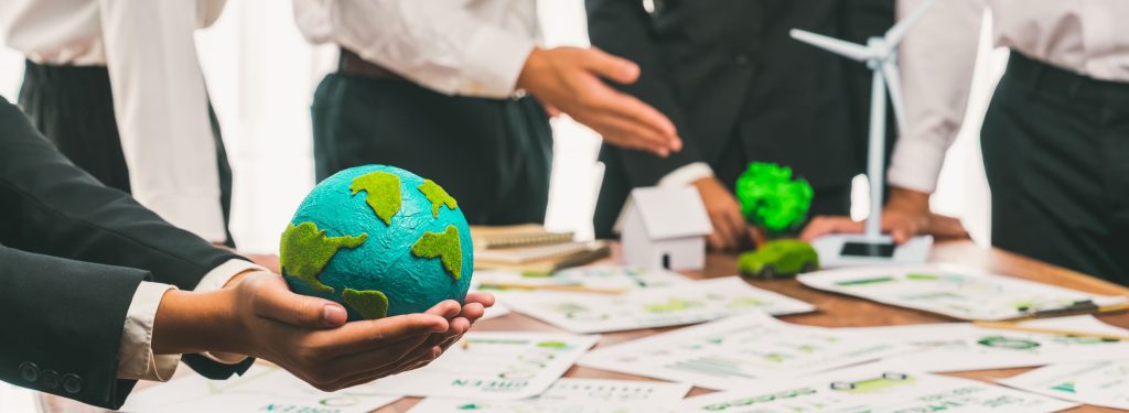 mano-hombre-negocios-sosteniendo-tierra-papel-gente-negocios-reunida-planificacion-oficina-e-implementando-ideal-ecologico-politica-corporativa-reducir-emisiones-co2-salvar-tierra-min