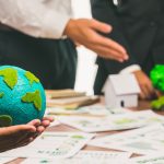 mano-hombre-negocios-sosteniendo-tierra-papel-gente-negocios-reunida-planificacion-oficina-e-implementando-ideal-ecologico-politica-corporativa-reducir-emisiones-co2-salvar-tierra-min