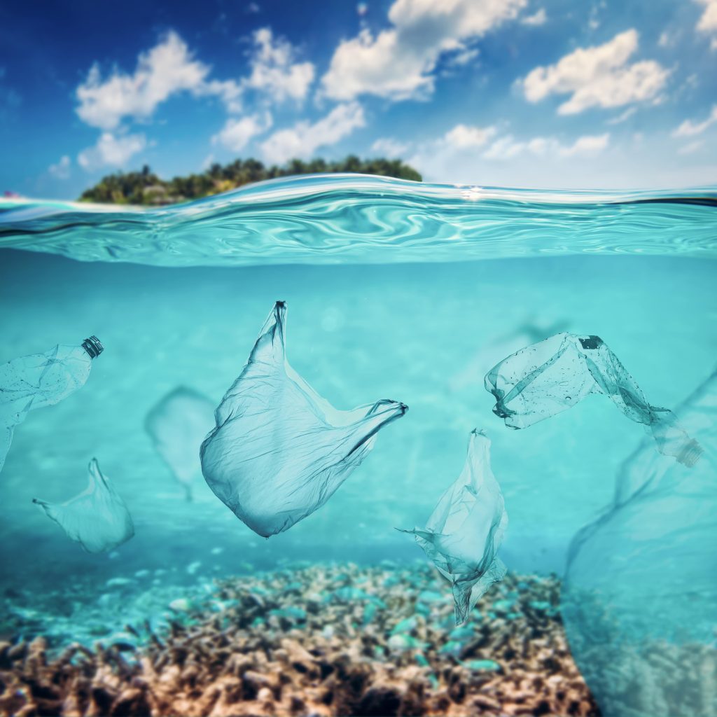 medio-tiro-submarino-agua-clara-cielo-azul-soleado-oceano-tropical-min