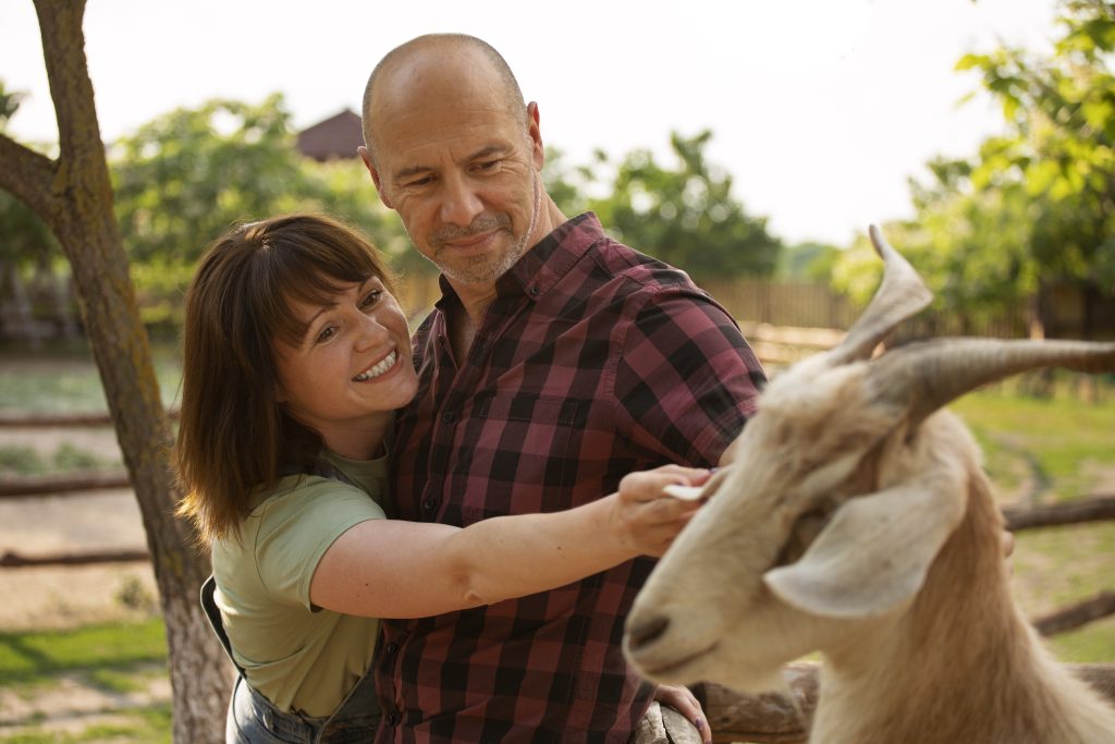medium-shot-couple-living-farmhouse